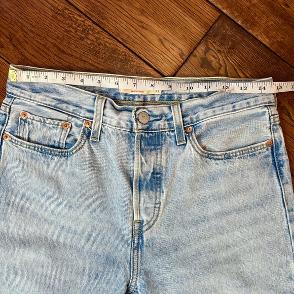 Levi's Wedgie Straight Light Wash Ankle Jeans - Picture 9 of 13